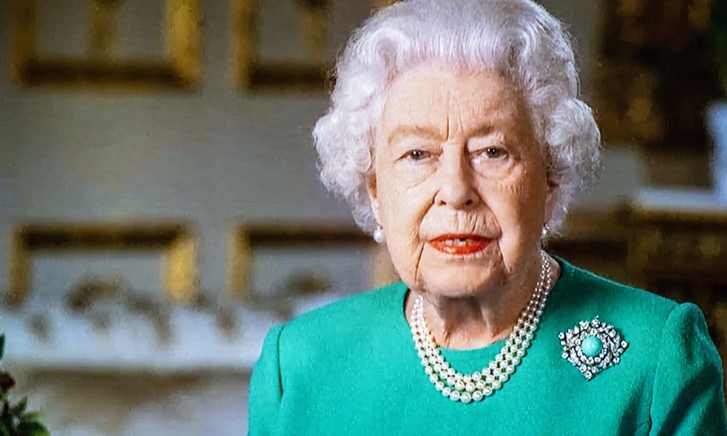 Le cinque spille della Regina Elisabetta II nei cinque discorsi alla nazione. Un valore inestimabile!